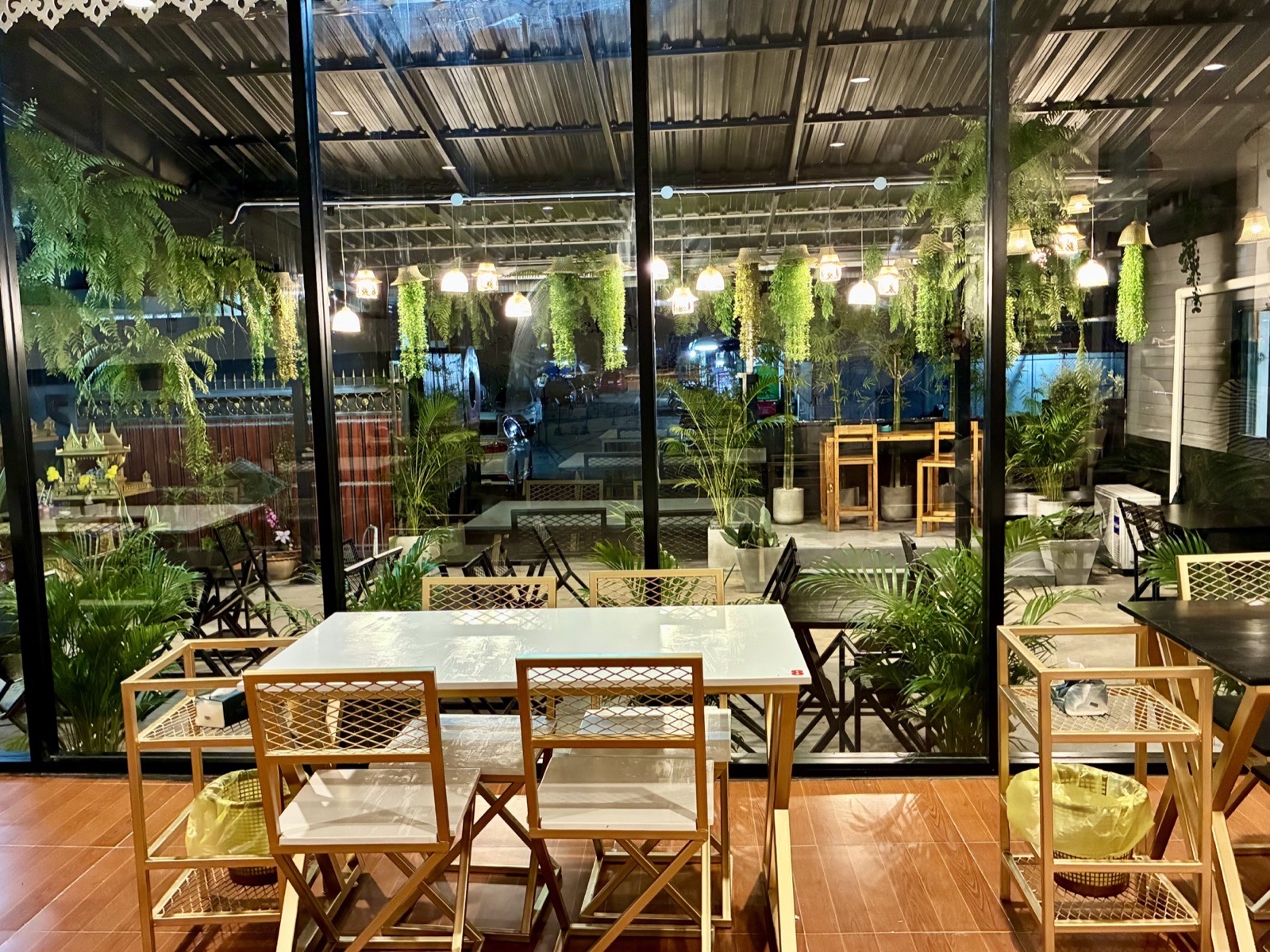 Terrasse tropicale du restaurant Kua ChongTong à Roi Et en Thaïlande